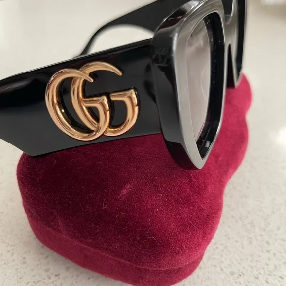 Chic Gucci Black Sunglasses display picture 1